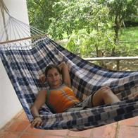 Typisk blå-hvid Ternet Stof Hængekøje med rundstokke fra Brasilien